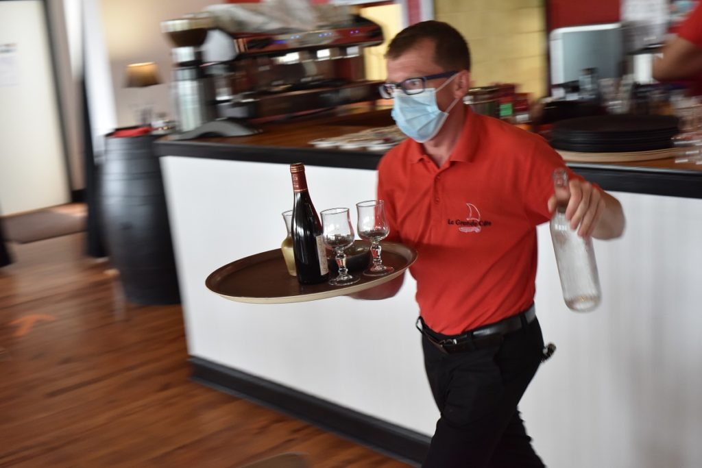 service-en-salle-de-restaurant-avec-le-masque (5)